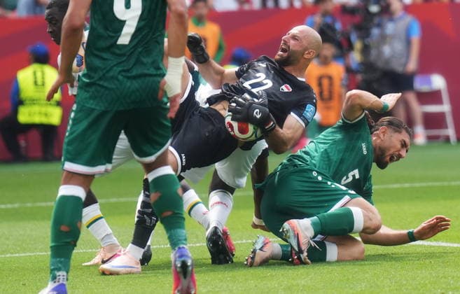 June 26, 2026, Toronto, On, CANADA: Iraq goalkeeper Ahmed Basil (22) holds the ball as he falls with Akam Hashim (5) during the first half of a World Cup Group I soccer match against Senegal, in Toronto on Friday, June 26, 2026. Canada News - June 26, 2026  - ZUMAc35_ 20260626_zaf_c35_167 Copyright: xNathanxDenettex