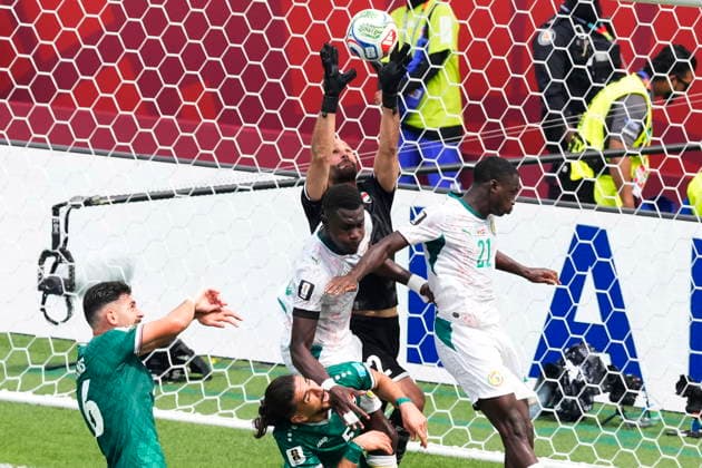 June 26, 2026, Toronto, On, CANADA: Iraq goalkeeper Ahmed Basil (22) grabs the ball under pressure from Senegal s Moussa Niakhate (centre) and Habib Diarra (21) during the first half of a World Cup Group I soccer match, in Toronto on Friday, June 26, 2026. Canada News - June 26, 2026  - ZUMAc35_ 20260626_zaf_c35_168 Copyright: xChrisxYoungx
