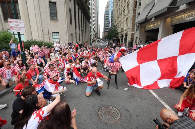 Philadelphia Croatian Flag Thousands of Croatian fans prepare to carry a large Croatian flag during a Croatian parade before the FIFA World Cup, WM, Weltmeisterschaft, Fussball 2026 Group L match between Gana and Croatia on June 26, 2026 in Philadelphia, Pennsylvania, United States.  SanjinxStrukic PIXSELL