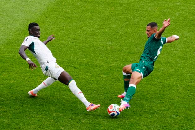 June 26, 2026, Toronto, On, CANADA: Senegal s Abdoulaye Seck (left) and Iraq s Ali al-Hamadi (9) vie for the ball during the first half of a World Cup Group I soccer match, in Toronto on Friday, June 26, 2026. Canada News - June 26, 2026  - ZUMAc35_ 20260626_zaf_c35_176 Copyright: xChrisxYoungx