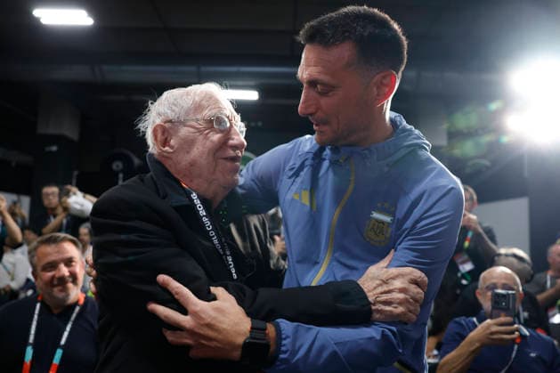 Enrique Macaya, a 91-year-old Argentine journalist (i), greets Argentina s head coach, Lionel Scaloni, during a press conference, PK, Pressekonferenz in Dallas, United States, 26 June 2026. Press conference with the Argentine national team, Nationalteam in the United States !ACHTUNG: NUR REDAKTIONELLE NUTZUNG!  Copyright: xMariscalx GR6026 20260626-55020724005_1