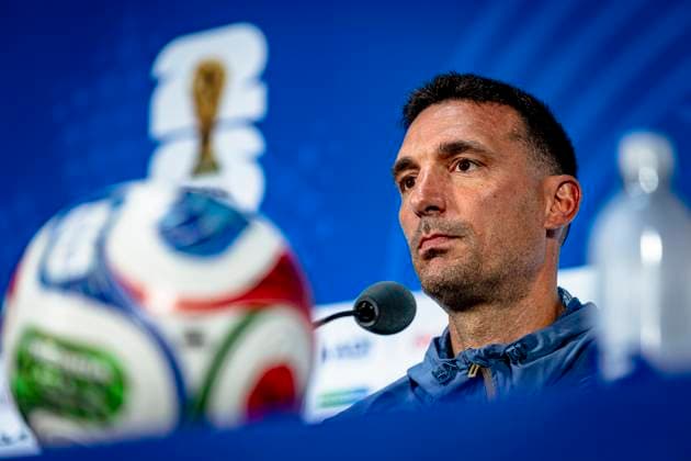 DALLAS - Argentina national coach Lionel Scaloni during the 2026 World Cup, Argentina MD-1 press conference, PK, Pressekonferenz at AT&T Stadium on June 26, 2026 in Dallas, United States. (Photo by Stefan Koops EYE4IMAGES DeFodi Images) - *** DALLAS: Argentina national team coach Lionel Scaloni during the 2026 World Cup, Argentina Matchday 1 press conference at AT&T Stadium on June 26, 2026, in Dallas, United States. Photo by Stefan Koops, EYE4IMAGES, DeFodi Images