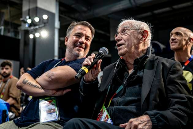 DALLAS - Argentine sports journalist Enrique Macaya Mï¿½rquez is at his eighteenth World Cup at the age of 91 during the 2026 World Cup, Argentina MD-1 press conference, PK, Pressekonferenz at AT&T Stadium on June 26, 2026 in Dallas, United States. (Photo by Stefan Koops EYE4IMAGES DeFodi Images) - *** DALLAS Argentine sports journalist Enrique Macaya Márquez is attending his 18th World Cup at the age of 91 during the 2026 World Cup, at the Argentina Match Day 1 press conference at AT&T Stadium on June 26, 2026 in Dallas, United States. Photo by Stefan Koops, EYE4IMAGES, DeFodi Images