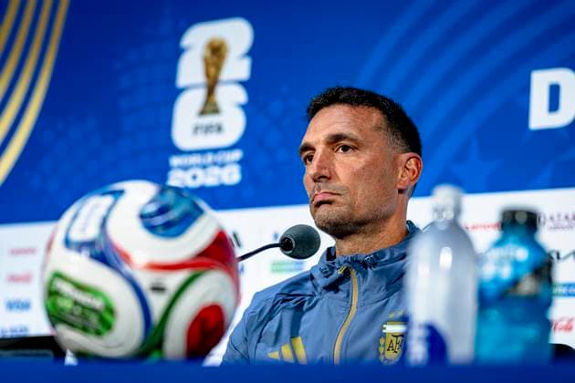 DALLAS - Argentina national coach Lionel Scaloni during the 2026 World Cup, Argentina MD-1 press conference, PK, Pressekonferenz at AT&T Stadium on June 26, 2026 in Dallas, United States. (Photo by Stefan Koops EYE4IMAGES DeFodi Images) - *** DALLAS: Argentina national team coach Lionel Scaloni during the 2026 World Cup, Argentina Matchday 1 press conference at AT&T Stadium on June 26, 2026, in Dallas, United States. Photo by Stefan Koops, EYE4IMAGES, DeFodi Images