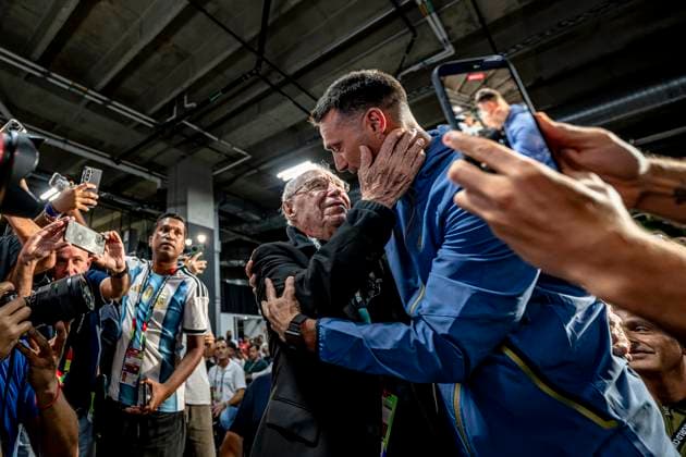 DALLAS - Argentine sports journalist Enrique Macaya Mï¿½rquez is at his eighteenth World Cup at the age of 91, and Argentina national coach Lionel Scaloni during the 2026 World Cup, press conference, PK, Pressekonferenz of Argentina MD-1 at AT&T Stadium on June 26, 2026 in Dallas, United States. (Photo by Stefan Koops EYE4IMAGES DeFodi Images) - *** DALLAS — Argentine sports journalist Enrique Macaya Márquez is attending his 18th World Cup at the age of 91, alongside Argentina national team coach Lionel Scaloni, during the press conference for Argentina’s first match of the 2026 World Cup at AT&T Stadium on June 26, 2026 in Dallas, United States. Photo by Stefan Koops, EYE4IMAGES, DeFodi Images
