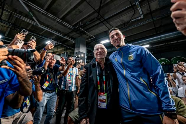 DALLAS - Argentine sports journalist Enrique Macaya Mï¿½rquez is at his eighteenth World Cup at the age of 91, and Argentina national coach Lionel Scaloni during the 2026 World Cup, press conference, PK, Pressekonferenz of Argentina MD-1 at AT&T Stadium on June 26, 2026 in Dallas, United States. (Photo by Stefan Koops EYE4IMAGES DeFodi Images) - *** DALLAS — Argentine sports journalist Enrique Macaya Márquez is attending his 18th World Cup at the age of 91, alongside Argentina national team coach Lionel Scaloni, during the press conference for Argentina’s first match of the 2026 World Cup at AT&T Stadium on June 26, 2026 in Dallas, United States. Photo by Stefan Koops, EYE4IMAGES, DeFodi Images