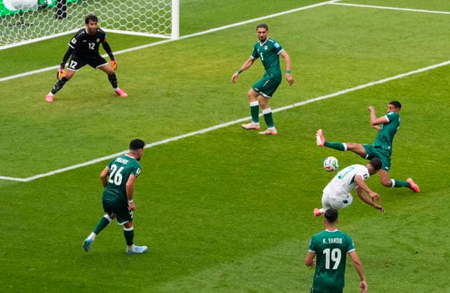 June 26, 2026, Toronto, On, CANADA: Senegal s Iliman Ndiaye (13) shoots on Iraq goalkeeper Jalal Hassan (12) during the second half of a World Cup Group I soccer match, in Toronto on Friday, June 26, 2026. Canada News - June 26, 2026  - ZUMAc35_ 20260626_zaf_c35_212 Copyright: xChrisxYoungx
