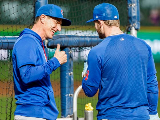 Chicago Cubs manager Craig Counsell (L) laughs with Chicago Cubs right fielder Ian Happ during batting practice before the start of the MLB, Baseball Herren, USA game between the Chicago Cubs and the Milwaukee Brewers at American Family Field in Milwaukee, Wisconsin on Friday, June 26, 2026.  MIL20260626802 TANNENxMAURY