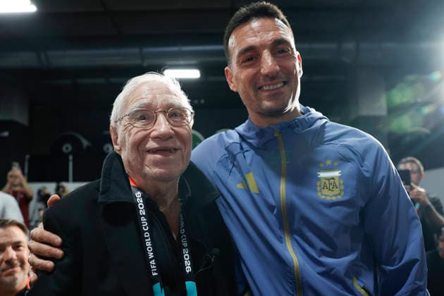 Enrique Macaya, a 91-year-old Argentine journalist (i), greets Argentina s head coach, Lionel Scaloni, during a press conference, PK, Pressekonferenz in Dallas, United States, 26 June 2026. Press conference with the Argentine national team, Nationalteam in the United States !ACHTUNG: NUR REDAKTIONELLE NUTZUNG!  Copyright: xMariscalx GR6029 20260626-55020724084_1