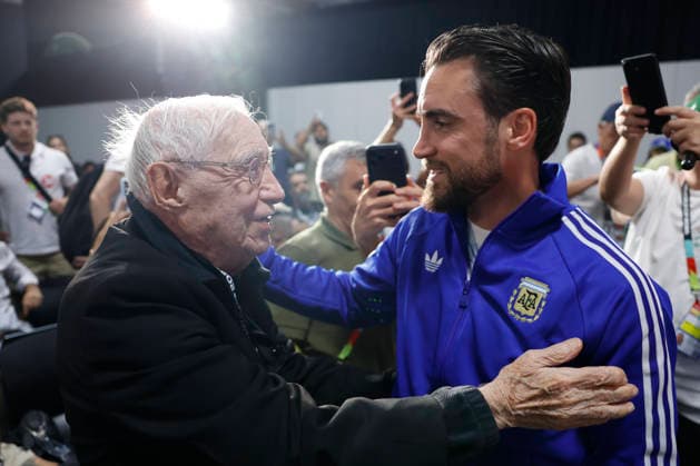 91-year-old Argentine journalist Enrique Macaya (L) greets Argentine soccer player Nicolás Tagliafico during a press conference, PK, Pressekonferenz in Dallas, United States, 26 June 2026. Press conference with the Argentine national team, Nationalteam in the United States !ACHTUNG: NUR REDAKTIONELLE NUTZUNG!  Copyright: xMariscalx GR6032 20260626-55020724085_1