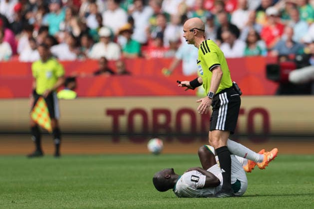 Toronto, Canada - 26 June: Sadio Mane 10 of Senegal looks injured and referee Anthony Taylor looks on during the FIFA World Cup, WM, Weltmeisterschaft, Fussball 2026 match between Senegal vs Iraq at Toronto Stadium on 26 June 2026. Toronto Toronto Stadium Canada Copyright: xOPAxImagesxMohammadxKaramalix