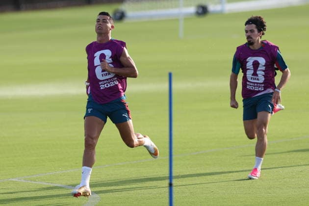 FIFA World Cup, WM, Weltmeisterschaft, Fussball 2026 - Portugal press conference, PK, Pressekonferenz Portugal national soccer team players Cristiano Ronaldo (L) and Vitinha attend a training session at the training site at Garden District Park ahead of the FIFA World Cup 2026 in Palm Beach, Florida, USA, 27 June 2026. Palm Beach Florida United States  Copyright: xMIGUELxA.xLOPESx