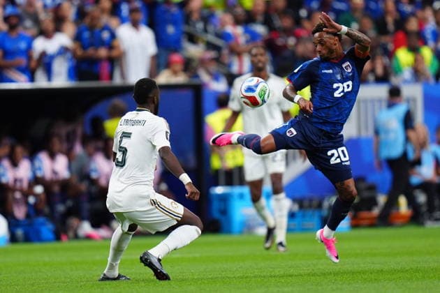 Cape Verde v Saudi Arabia - FIFA World Cup, WM, Weltmeisterschaft, Fussball 2026 - Group H HOUSTON, USA - JUNE 26: Ryan Mendes (20) of Cape Verde in action against Hassan al-Tambakti (5) of Saudi Arabia during the FIFA World Cup 2026 Group H match between Cape Verde and Saudi Arabia at Houston Stadium on June 26, 2026 in Houston, Texas. Hakan Akgun Anadolu Texas United States. Editorial use only. Please get in touch for any other usage.  Copyright: x2026xAnadoluxHakanxAkgunx