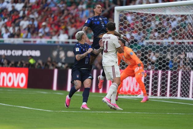 Uruguay v Spain - FIFA World Cup, WM, Weltmeisterschaft, Fussball 2026 - Group H ZAPOPAN, MEXICO - JUNE 26: Oyarzabal of Spain in action against Darwin Nunez of Uruguay during the 2026 FIFA World Cup First Stage Group H match between Uruguay and Spain at Estadio Akron (Guadalajara Stadium) in Zapopan, Guadalajara, Mexico on June 26, 2026. Juancho Torres Anadolu Jalisco Mexico. Editorial use only. Please get in touch for any other usage.  Copyright: x2026xAnadoluxJuanchoxTorresx