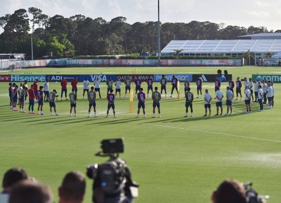 FIFA World Cup, WM, Weltmeisterschaft, Fussball 2026 - Portugal press conference, PK, Pressekonferenz Portugal national soccer team players observe a minute of silence in honor of the victims of the Venezuela earthquake during a training session at the training site at Garden District Park ahead of the FIFA World Cup 2026 in Palm Beach, Florida, USA, 27 June 2026. Palm Beach Florida United States  Copyright: xMIGUELxA.xLOPESx