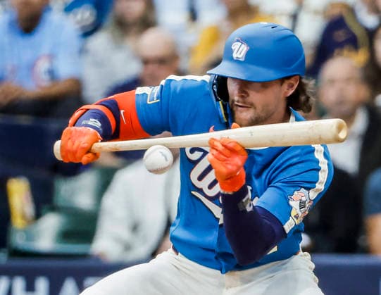 Milwaukee Brewers second baseman Brice Turang lays down a bunt in the first inning of the MLB, Baseball Herren, USA game between the Chicago Cubs and the Milwaukee Brewers at American Family Field in Milwaukee, Wisconsin on Friday, June 26, 2026.  MIL20260626807 TANNENxMAURY