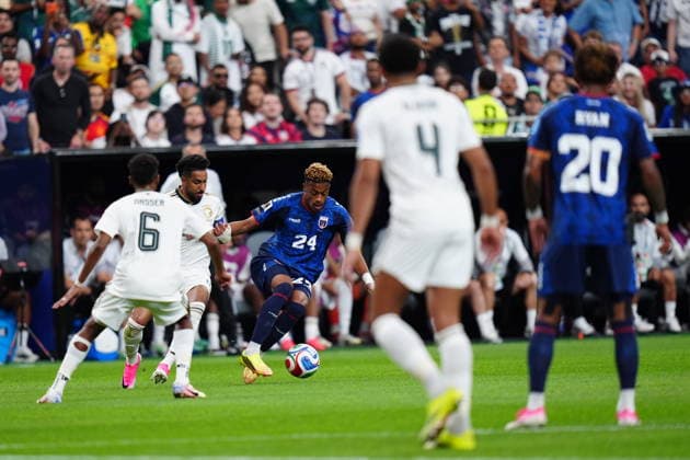 Cape Verde v Saudi Arabia - FIFA World Cup, WM, Weltmeisterschaft, Fussball 2026 - Group H HOUSTON, USA - JUNE 26: Ryan Mendes (20) of Cape Verde in action against Hassan al-Tambakti (5) of Saudi Arabia during the FIFA World Cup 2026 Group H match between Cape Verde and Saudi Arabia at Houston Stadium on June 26, 2026 in Houston, Texas. Hakan Akgun Anadolu Texas United States. Editorial use only. Please get in touch for any other usage.  Copyright: x2026xAnadoluxHakanxAkgunx