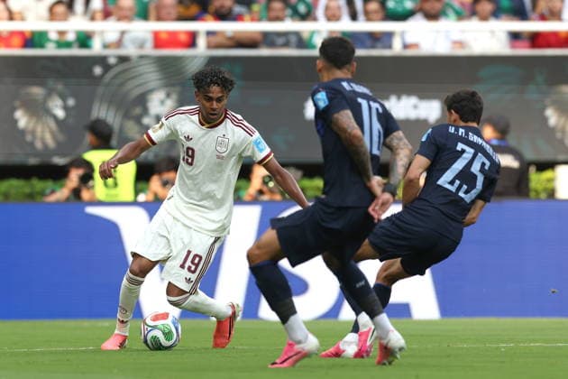 FIFA World Cup, WM, Weltmeisterschaft, Fussball 2026 - Group H - Uruguay vs Spain Juan Sanabria (R) of Uruguay vies for the ball with Lamine Yamal (L) of Spain during the FIFA World Cup 2026 group stage match Uruguay against Spain in Guadalajara, Mexico, 26 June 2026. GUADALAJARA Mexico  Copyright: xALEXxCRUZx