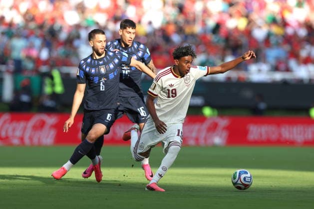 FIFA World Cup, WM, Weltmeisterschaft, Fussball 2026 - Group H - Uruguay vs Spain Rodrigo Bentancur (L) of Uruguay vies for the ball with Lamine Yamal (R) of Spain during the FIFA World Cup 2026 group stage match Uruguay against Spain in Guadalajara, Mexico, 26 June 2026. GUADALAJARA Mexico  Copyright: xALEXxCRUZx