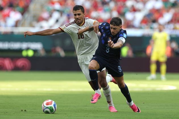 FIFA World Cup, WM, Weltmeisterschaft, Fussball 2026 - Group H - Uruguay vs Spain Federico Valverde (R) of Uruguay vies for the ball with Rodri Hernandez of Spain during the FIFA World Cup 2026 group stage match Uruguay against Spain in Guadalajara, Mexico, 26 June 2026. GUADALAJARA Mexico  Copyright: xALEXxCRUZx