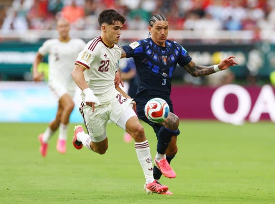 Uruguay s Joaquin Piquerez (22) and Spain s Gavi fight for the ball during the first half of a FIFA World Cup, WM, Weltmeisterschaft, Fussball match at Guadalajara Stadium in Guadalajara, Mexico, on Friday, June 26, 2026.  GUA20260626802 CHRISTIANxBRUNSKILL