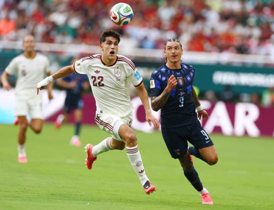 Uruguay s Joaquin Piquerez (22) and Spain s Gavi fight for the ball during the first half of a FIFA World Cup, WM, Weltmeisterschaft, Fussball match at Guadalajara Stadium in Guadalajara, Mexico, on Friday, June 26, 2026.  GUA20260626803 CHRISTIANxBRUNSKILL