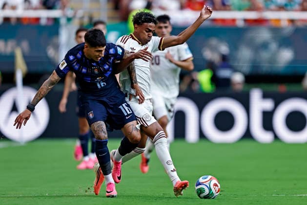 June 26, 2026, Guadalajara, Jalisco, Mexico: Mathias Olivera of Uruguay battles for possession ball with Lamine Yamal of Spain during the match between Uruguay and Spain for the 3st round of the group H of the FIFA World Cup, WM, Weltmeisterschaft, Fussball 2026, at Guadalajara Stadium, in Guadalajara, Mexico on June 26, 2026. Photo: DiaEsportivo FIFA World Cup 2026, Uruguay Vs Spain, Guadalajara, Mexico  - ZUMAh208 20260626_zsp_h208_001 Copyright: xHeulerxAndreyx