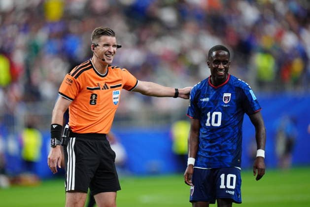 Cape Verde v Saudi Arabia - FIFA World Cup, WM, Weltmeisterschaft, Fussball 2026 - Group H HOUSTON, USA - JUNE 26: Referee Francois Letexier talks with Jamiro Monteiro (10) of Cape Verde during the FIFA World Cup 2026 Group H match between Cape Verde and Saudi Arabia at Houston Stadium on June 26, 2026 in Houston, Texas. Hakan Akgun Anadolu Texas United States. Editorial use only. Please get in touch for any other usage.  Copyright: x2026xAnadoluxHakanxAkgunx