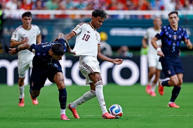 June 26, 2026, Guadalajara, Jalisco, Mexico: Mathias Olivera of Uruguay battles for possession ball with Lamine Yamal of Spain during the match between Uruguay and Spain for the 3st round of the group H of the FIFA World Cup, WM, Weltmeisterschaft, Fussball 2026, at Guadalajara Stadium, in Guadalajara, Mexico on June 26, 2026. Photo: DiaEsportivo FIFA World Cup 2026, Uruguay Vs Spain, Guadalajara, Mexico  - ZUMAh208 20260626_zsp_h208_006 Copyright: xHeulerxAndreyx