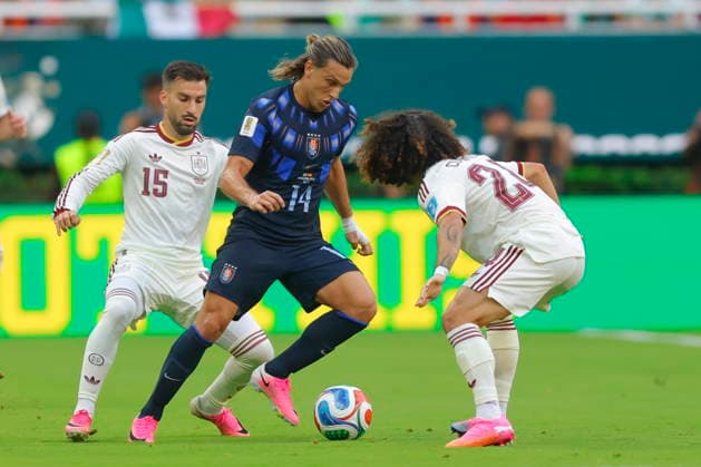 FIFA World Cup, WM, Weltmeisterschaft, Fussball 2026 - Group H - Uruguay vs Spain Agustin Canobbio (C) of Uruguay vies for the ball with Alex Baena (L) and Marc Cucurella (R) of Spain during the FIFA World Cup 2026 group stage match, Uruguay against Spain in Guadalajara, Mexico, 26 June 2026. GUADALAJARA Mexico  Copyright: xFRANCISCOxGUASCOx