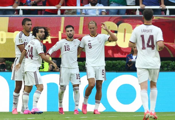 Spain s Alex Baena (15) celebrates with teammates after scoring against Uruguay in the first half of a FIFA World Cup, WM, Weltmeisterschaft, Fussball match at Guadalajara Stadium in Guadalajara, Mexico, on Friday, June 26, 2026.  GUA20260626805 CHRISTIANxBRUNSKILL