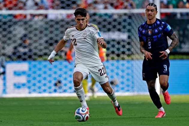 June 26, 2026, Guadalajara, Jalisco, Mexico: Darwin Nunez of Uruguay battles for possession ball with Pau CubarsoÂ­ of Spain during the match between Uruguay and Spain for the 3st round of the group H of the FIFA World Cup, WM, Weltmeisterschaft, Fussball 2026, at Guadalajara Stadium, in Guadalajara, Mexico on June 26, 2026. Photo: DiaEsportivo FIFA World Cup 2026, Uruguay Vs Spain, Guadalajara, Mexico  - ZUMAh208 20260626_zsp_h208_008 Copyright: xHeulerxAndreyx