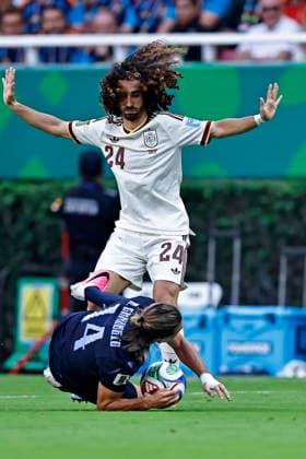 June 26, 2026, Guadalajara, Jalisco, Mexico: AgustoÂ­n Canobbio of Uruguay battles for possession ball with Marc Cucurella of Spain during the match between Uruguay and Spain for the 3st round of the group H of the FIFA World Cup, WM, Weltmeisterschaft, Fussball 2026, at Guadalajara Stadium, in Guadalajara, Mexico on June 26, 2026. Photo: DiaEsportivo FIFA World Cup 2026, Uruguay Vs Spain, Guadalajara, Mexico  - ZUMAh208 20260626_zsp_h208_012 Copyright: xHeulerxAndreyx