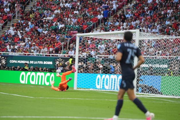 Uruguay v Spain - FIFA World Cup, WM, Weltmeisterschaft, Fussball 2026 - Group H ZAPOPAN, MEXICO - JUNE 26: Fernando Muslera of Uruguay concedes a goal during the 2026 FIFA World Cup First Stage Group H match between Uruguay and Spain at Estadio Akron (Guadalajara Stadium) in Zapopan, Guadalajara, Mexico on June 26, 2026. Juancho Torres Anadolu Jalisco Mexico. Editorial use only. Please get in touch for any other usage.  Copyright: x2026xAnadoluxJuanchoxTorresx