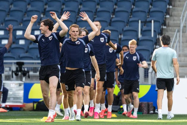 SOCCER - FIFA World Cup, WM, Weltmeisterschaft, Fussball 2026 KANSAS CITY,KANSAS,USA,26.JUN.26 - SOCCER - FIFA World Cup 2026, group stage, Algeria vs Austria, preview, training team AUT. Image shows Michael Gregoritsch, Philipp Lienhart (AUT) and the team of AUT.  GEPAxpictures xArminxRauthner
