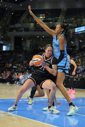 CHICAGO, IL - JUNE 26: Azura Stevens 30 of the Chicago Sky guards Emily Engstler 21 of the Portland Fire during the first half on June 26, 2026 at Wintrust Arena in Chicago, Illinois. (Photo by Melissa Tamez Icon Sportswire) WNBA, Basketball Damen, USA JUN 26 Portland Fire at Chicago Sky EDITORIAL USE ONLY Icon260626001