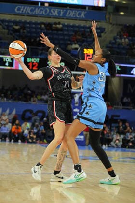 CHICAGO, IL - JUNE 26: Azura Stevens 30 of the Chicago Sky guards Emily Engstler 21 of the Portland Fire during the first half on June 26, 2026 at Wintrust Arena in Chicago, Illinois. (Photo by Melissa Tamez Icon Sportswire) WNBA, Basketball Damen, USA JUN 26 Portland Fire at Chicago Sky EDITORIAL USE ONLY Icon260626004