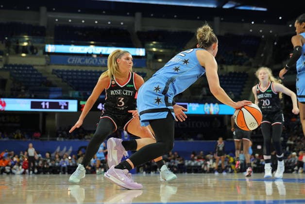 CHICAGO, IL - JUNE 26: Sarah Ashlee Barker 3 of the Portland Fire guards Courtney Vandersloot 22 of the Chicago Sky during the first half on June 26, 2026 at Wintrust Arena in Chicago, Illinois. (Photo by Melissa Tamez Icon Sportswire) WNBA, Basketball Damen, USA JUN 26 Portland Fire at Chicago Sky EDITORIAL USE ONLY Icon260626009