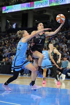 CHICAGO, IL - JUNE 26: Teja Oblak 7 of the Portland Fire drives to the basket for a layup past Courtney Vandersloot 22 of the Chicago Sky during the first half on June 26, 2026 at Wintrust Arena in Chicago, Illinois. (Photo by Melissa Tamez Icon Sportswire) WNBA, Basketball Damen, USA JUN 26 Portland Fire at Chicago Sky EDITORIAL USE ONLY Icon260626010