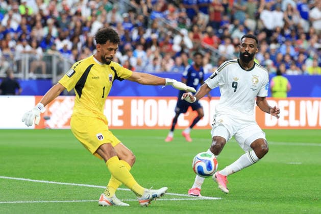 Vozinha (L) of Cape Verde vies for the ball with Firas Al-Braikan of Saudi Arabia during a Group H match at the 2026 FIFA World Cup, WM, Weltmeisterschaft, Fussball between Cape Verde and Saudi Arabia at NRG stadium in Houston, United States, 26 June 2026. FIFA World Cup 2026 - Group H - Cape Verde vs Saudi Arabia !ACHTUNG: NUR REDAKTIONELLE NUTZUNG!  Copyright: xCarlosxRamírezx GR6108 20260627-55020724403_1