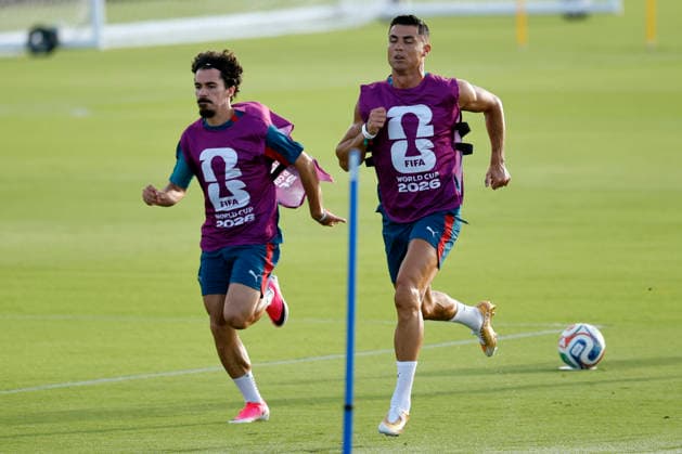 Vitinha (L) and Cristiano Ronaldo (c) of Portugal take part in a training session in preparation for their match against Colombia at the 2026 FIFA World Cup, WM, Weltmeisterschaft, Fussball in Palm Beach, Florida, United States, 26 June 2026. FIFA World Cup 2026: Portugal s Training Session !ACHTUNG: NUR REDAKTIONELLE NUTZUNG!  Copyright: xAlbertoxEstevezx AME5007 20260627-55020724412_1