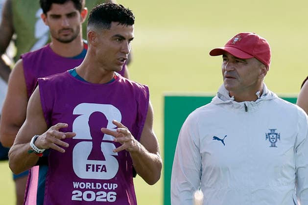 Portugal head coach Roberto Martinez (R) talks with Cristiano Ronaldo during a training session in preparation for their match against Colombia at the 2026 FIFA World Cup, WM, Weltmeisterschaft, Fussball in Palm Beach, Florida, United States, 26 June 2026. FIFA World Cup 2026: Portugal s Training Session !ACHTUNG: NUR REDAKTIONELLE NUTZUNG!  Copyright: xAlbertoxEstevezx AME4989 20260627-55020724414_1
