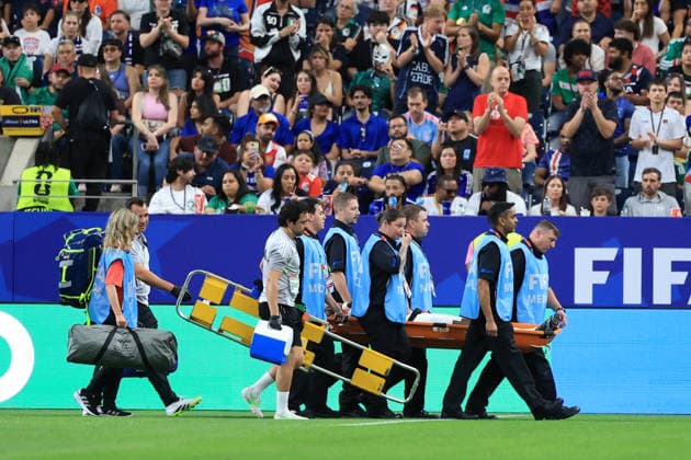 Hassan Al Tambakti of Saudi Arabia is carried off on a stretcher during a Group H match at the 2026 FIFA World Cup, WM, Weltmeisterschaft, Fussball between Cape Verde and Saudi Arabia at NRG stadium in Houston, United States, 26 June 2026. FIFA World Cup 2026 - Group H - Cape Verde vs Saudi Arabia !ACHTUNG: NUR REDAKTIONELLE NUTZUNG!  Copyright: xCarlosxRamírezx GR6128 20260627-55020724415_1