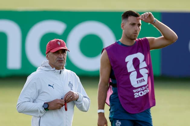 Portugal s head coach Roberto Martínez (L) and Diogo Dalot take part in a training session in preparation for their match against Colombia at the 2026 FIFA World Cup, WM, Weltmeisterschaft, Fussball in Palm Beach, Florida, United States, 26 June 2026. FIFA World Cup 2026: Portugal s Training Session !ACHTUNG: NUR REDAKTIONELLE NUTZUNG!  Copyright: xAlbertoxEstevezx AME4990 20260627-55020724425_1