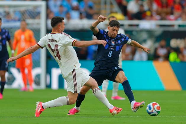 FIFA World Cup, WM, Weltmeisterschaft, Fussball 2026 - Group H - Uruguay vs Spain Federico Valverde (R) of Uruguay vies for the ball with Aymeric Laporte (L) of Spain during the FIFA World Cup 2026 group stage match, Uruguay against Spain in Guadalajara, Mexico, 26 June 2026. GUADALAJARA Mexico  Copyright: xFRANCISCOxGUASCOx