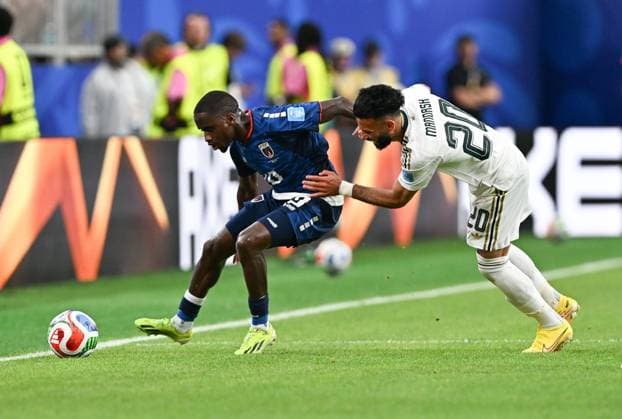 Cape Verde v Saudi Arabia - FIFA World Cup, WM, Weltmeisterschaft, Fussball 2026 - Group H HOUSTON, USA JUNE 26, 2026: Saudi Arabia forward Sultan Mandash ( 20) challenges Cabo Verde defender for the ball during the FIFA World Cup 2026 Group H match at Houston Stadium in Houston, USA, on June 26, 2026. photo by Walid Ibrahim JNA Press HOUSTON United States of America Copyright: x xwalidxibrahimx xJNAxPressx
