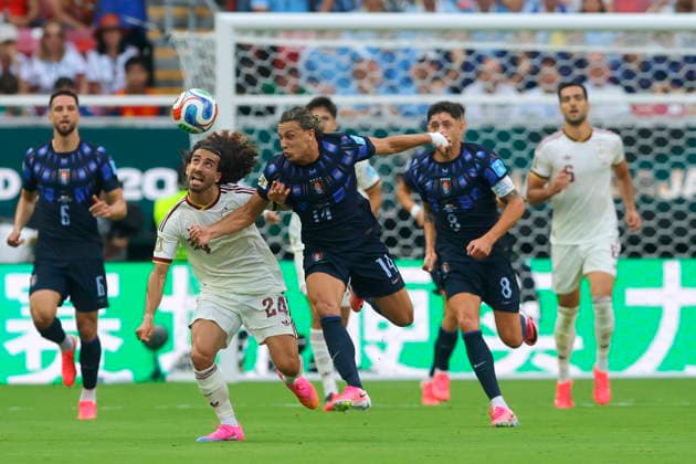 FIFA World Cup, WM, Weltmeisterschaft, Fussball 2026 - Group H - Uruguay vs Spain Agustin Canobbio (C-R) of Uruguay vies for the ball with Marc Cucurella (C-L) of Spain during the FIFA World Cup 2026 group stage match Uruguay against Spain in Guadalajara, Mexico, 26 June 2026. GUADALAJARA Mexico  Copyright: xFRANCISCOxGUASCOx