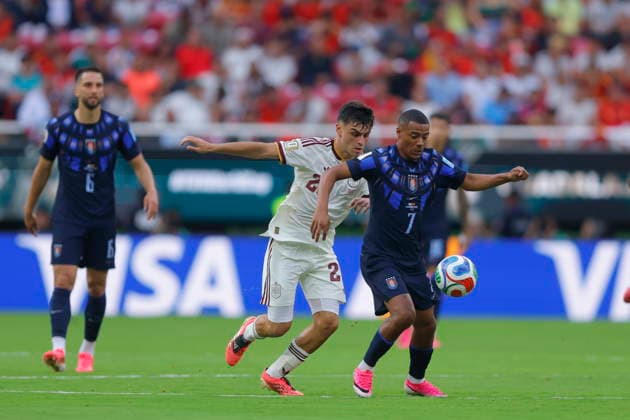 FIFA World Cup, WM, Weltmeisterschaft, Fussball 2026 - Group H - Uruguay vs Spain Nicolas De La Cruz (R) of Uruguay vies for the ball with Pedri Gonzalez (L) of Spain during the FIFA World Cup 2026 group stage match Uruguay against Spain in Guadalajara, Mexico, 26 June 2026. GUADALAJARA Mexico  Copyright: xFRANCISCOxGUASCOx