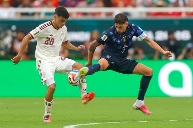 FIFA World Cup, WM, Weltmeisterschaft, Fussball 2026 - Group H - Uruguay vs Spain Federico Valverde (R) of Uruguay vies for the ball with Pedri Gonzalez (L) of Spain during the FIFA World Cup 2026 group stage match Uruguay against Spain in Guadalajara, Mexico, 26 June 2026. GUADALAJARA Mexico  Copyright: xFRANCISCOxGUASCOx