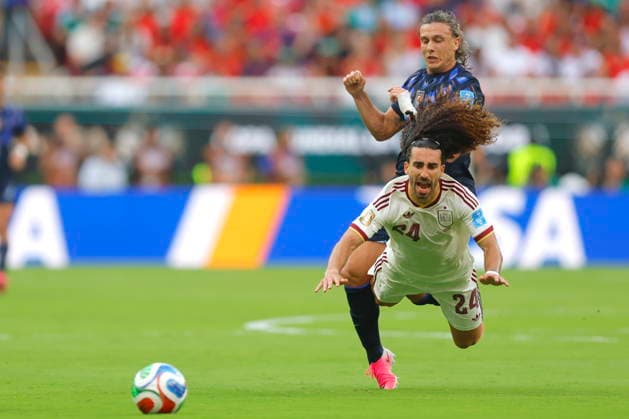 FIFA World Cup, WM, Weltmeisterschaft, Fussball 2026 - Group H - Uruguay vs Spain Agustin Canobbio (back) of Uruguay vies for the ball with Marc Cucurella of Spain during the FIFA World Cup 2026 group stage match Uruguay against Spain in Guadalajara, Mexico, 26 June 2026. GUADALAJARA Mexico  Copyright: xFRANCISCOxGUASCOx